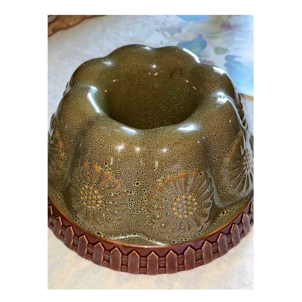 Farmhouse Pottery Vintage 70s Bundt Cake Mold Dish